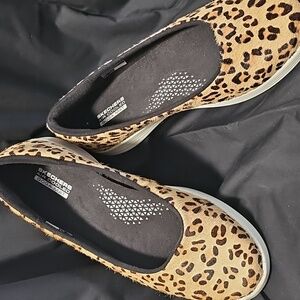 Skechers On The Go Dreamy Yellow Leopard Print Slip On Flats Womans Size 7